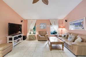 TV, offices - Villa Sunshine - Comfy 3 BR Villa with Pool & Spa (Fort Myers)