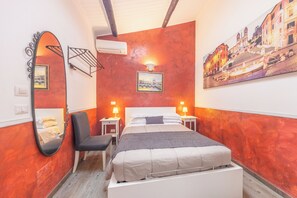 1 slaapkamer, een bureau, een strijkplank/strijkijzer, internet