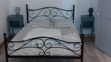 1 Schlafzimmer, BĂŒgeleisen/BĂŒgelbrett, WLAN, BettwĂ€sche