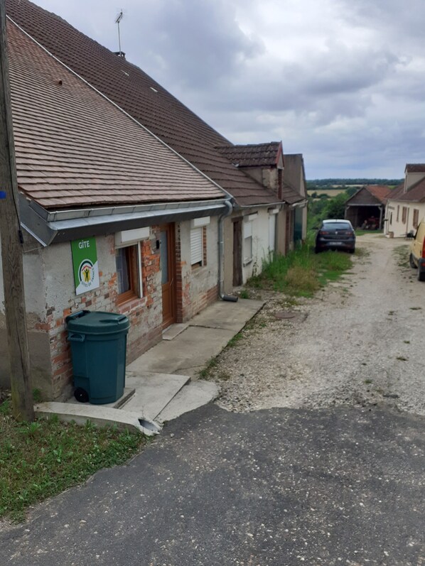 Exterior - La Petit Maison (Autry-le-Châtel)