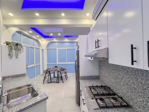 Geladeira, micro-ondas, fogão, cooktop