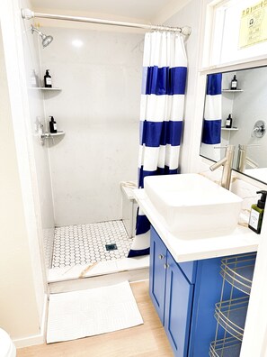 Secadora de cabello, toallas, jabón, shampoo 