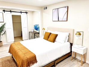 4 habitaciones, tabla de planchar con plancha, cuna de viaje y wifi 