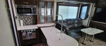 Discover Desert Tranquility: Comfortable Resort with Nature Access