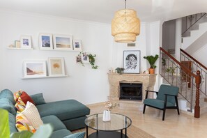 Een smart-tv en een open haard