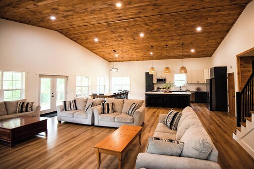 A family oasis located in the heart of Hocking Hills.