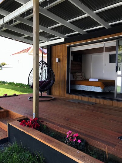 Santos Tiny House: Cozy Retreat under Auckland's Stars!