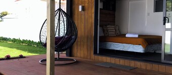 Santos Tiny House: Cozy Retreat under Auckland's Stars!