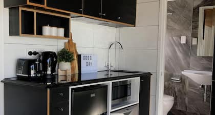 Santos Tiny House: Cozy Retreat under Auckland's Stars!