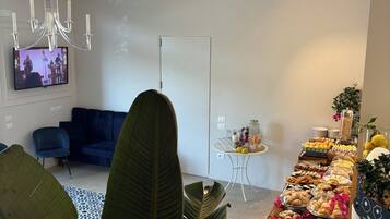 Colazione a buffet, servita tutte le mattine (10 EUR a persona)