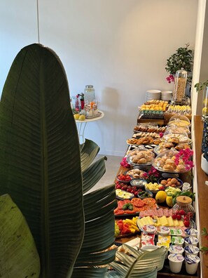 Petit déjeuner buffet (10 EUR par personne)