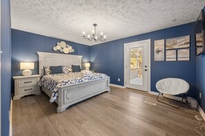 4 habitaciones, escritorio, tabla de planchar con plancha y internet