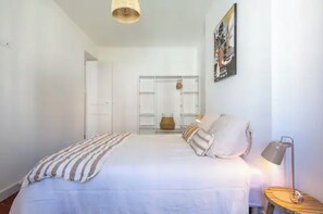 1 habitación, tabla de planchar con plancha, wifi gratis y ropa de cama