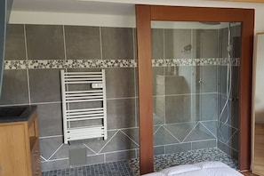 Douche, serviettes fournies