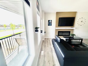 Smart-TV, Kamin, Bücher