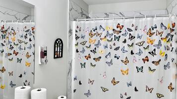 Dusche, umweltfreundliche Kosmetikartikel, Haartrockner, Bidet