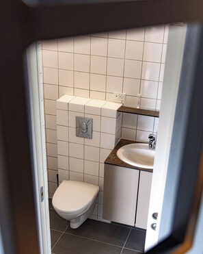 Stuga Deluxe | Badrum | Dusch, gratis toalettartiklar, hårtork och golvvärme