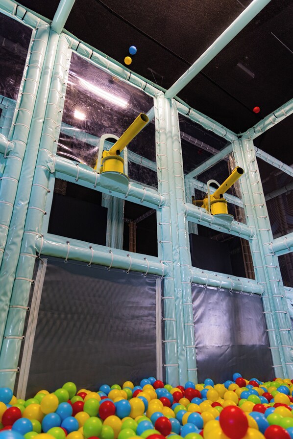 An indoor play area with a ball pit and climbing structures. - Fun Art Blokhus (Blokhus)