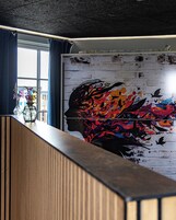 Deluxe Cottage - Adgang til aktivitetspark inkluderet | Living area | 40-inch LED TV with digital channels