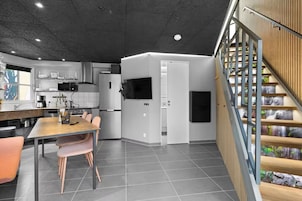 Deluxe Cottage - Adgang til aktivitetspark inkluderet | Living area | 40-inch LED TV with digital channels