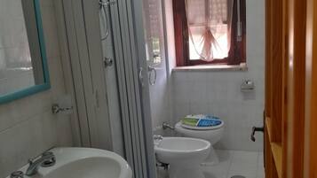 Douche, sĂšche-cheveux, bidet, serviettes fournies