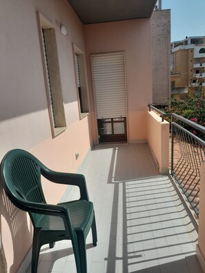 Terrace/patio - Cozy house Rosalba is only 700 meters from the crystal clear sea of Scalea (Scalea)