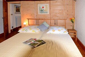 2 bedrooms, travel cot, free WiFi