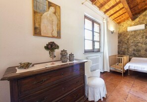 4 habitaciones, tabla de planchar con plancha y internet 
