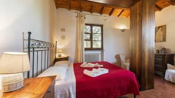 4 bedrooms, iron/ironing board, free WiFi