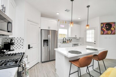 Emerald Home Luxury Suite A, by NRG-Med Center-Toyota Center-Galleria-Downtown