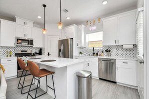 Refrigerador, microondas, horno, placa de cocina