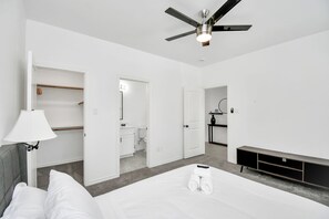 3 habitaciones, escritorio, tabla de planchar con plancha y wifi gratis