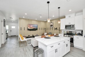 Interior - Emerald Home Luxury Suite A, NRG-Med Center-Toyota Center-Downtown-FIFA WorldCup (Houston)