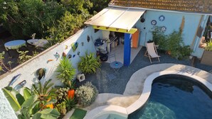 Una piscina al aire libre, una piscina climatizada