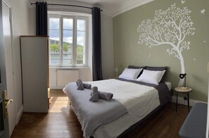 6 slaapkamers, een strijkplank/strijkijzer, wifi, beddengoed