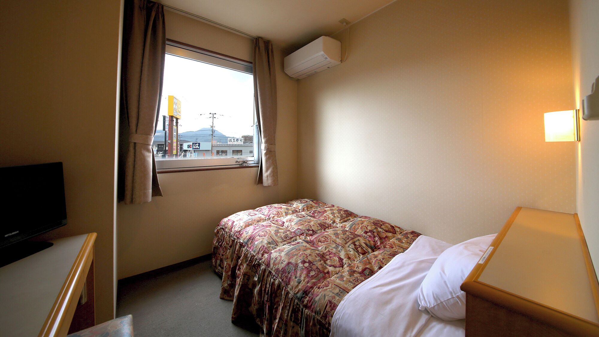 Espacio para trabajar con laptop y ropa de cama 