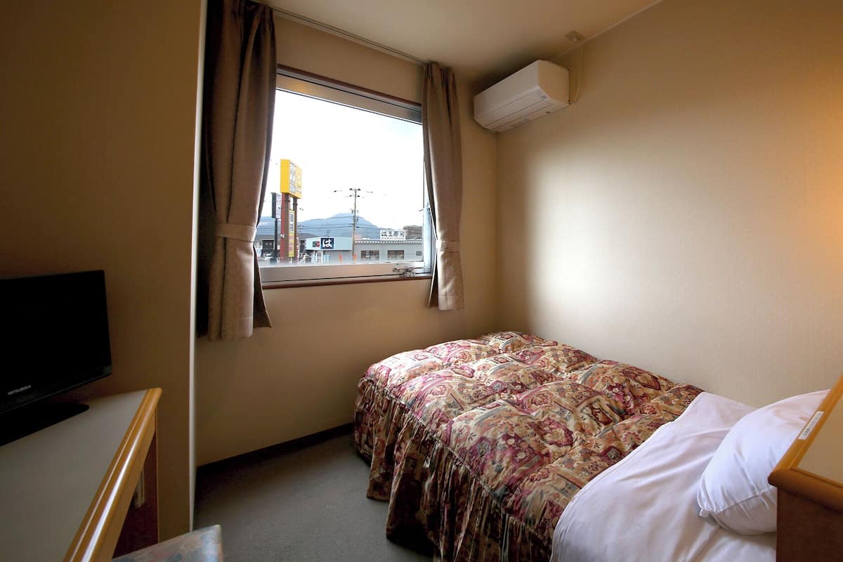 Espacio para trabajar con laptop y ropa de cama