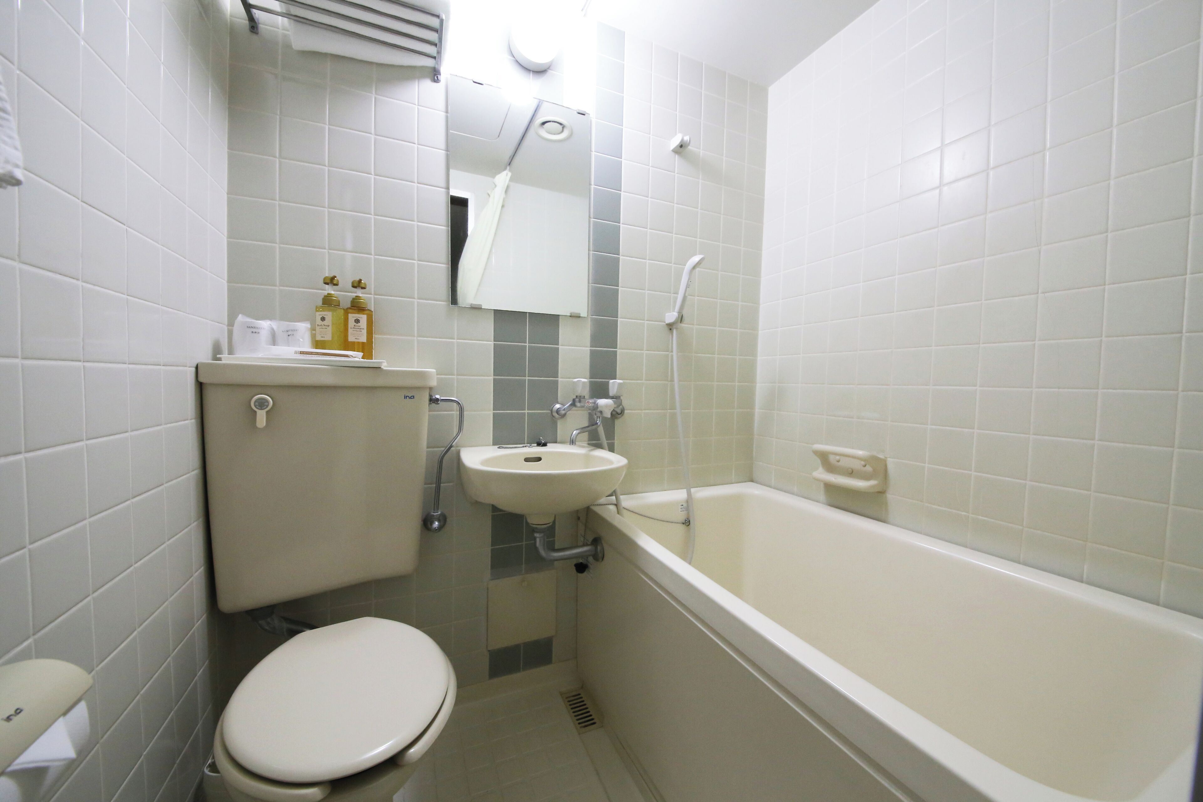 وحدات دش مع أحواض استحمام، مجففات شعر، خف للقدمين، مناشف