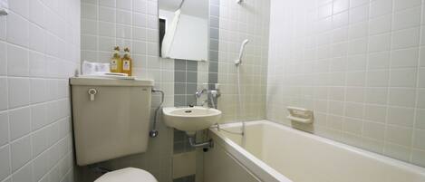 Un baño pequeño y limpio con inodoro, lavamanos y bañera.