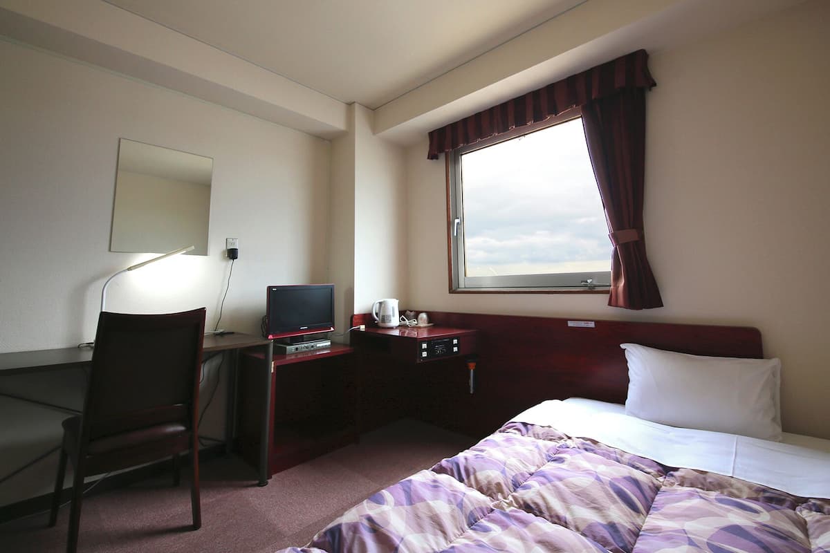 Espacio para trabajar con laptop y ropa de cama