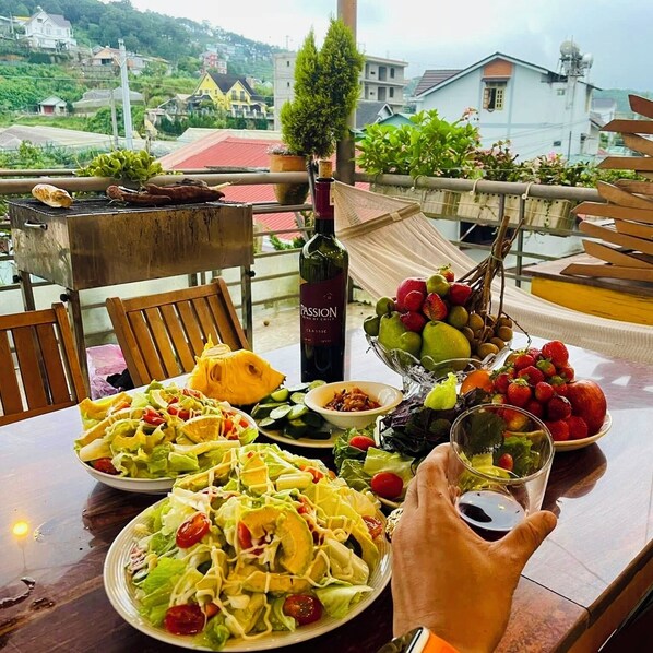 Outdoor dining - Tomorrow Homestay Da Lat (Da Lat)