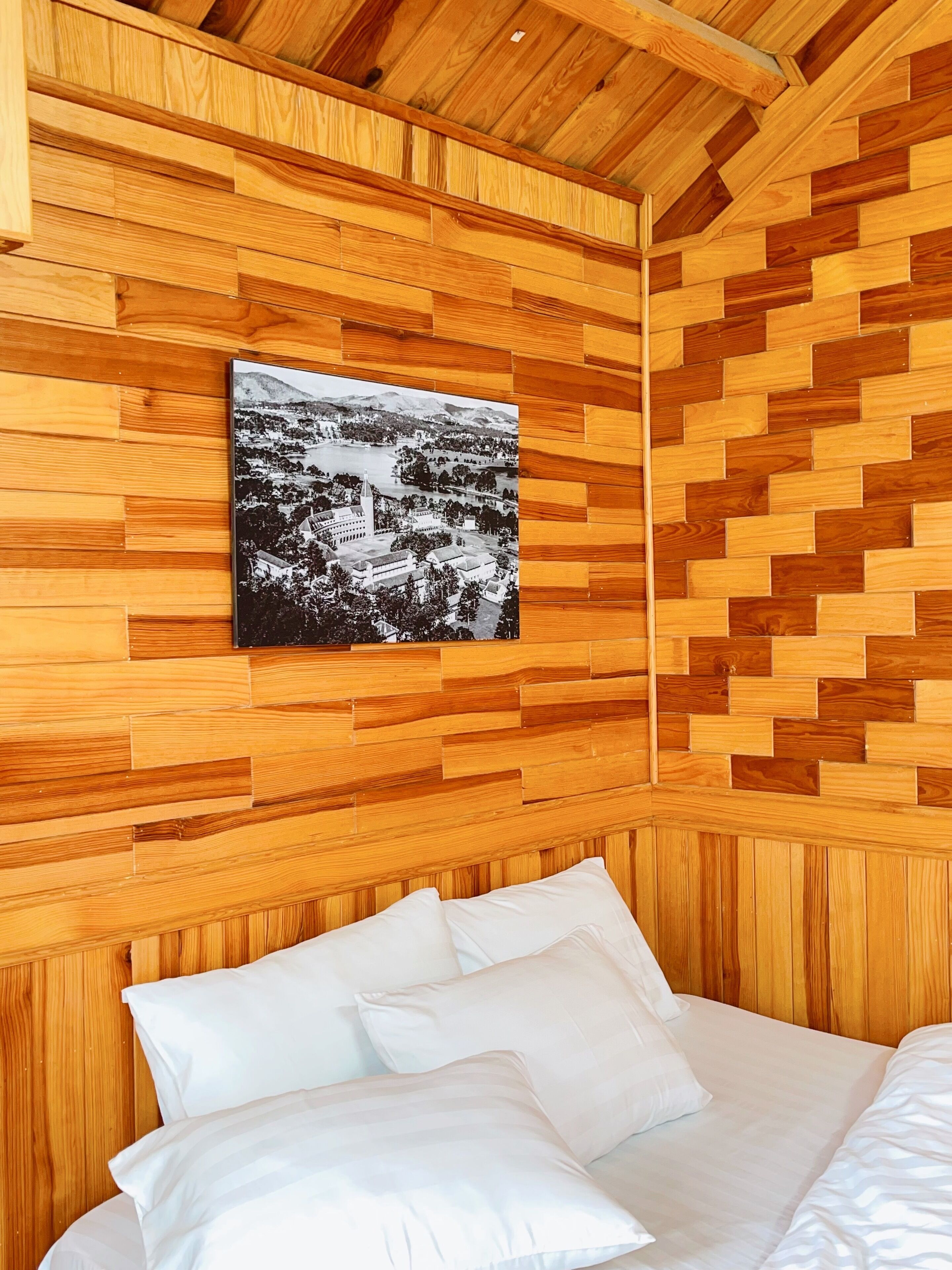 Escritorio y espacio para trabajar con laptop 