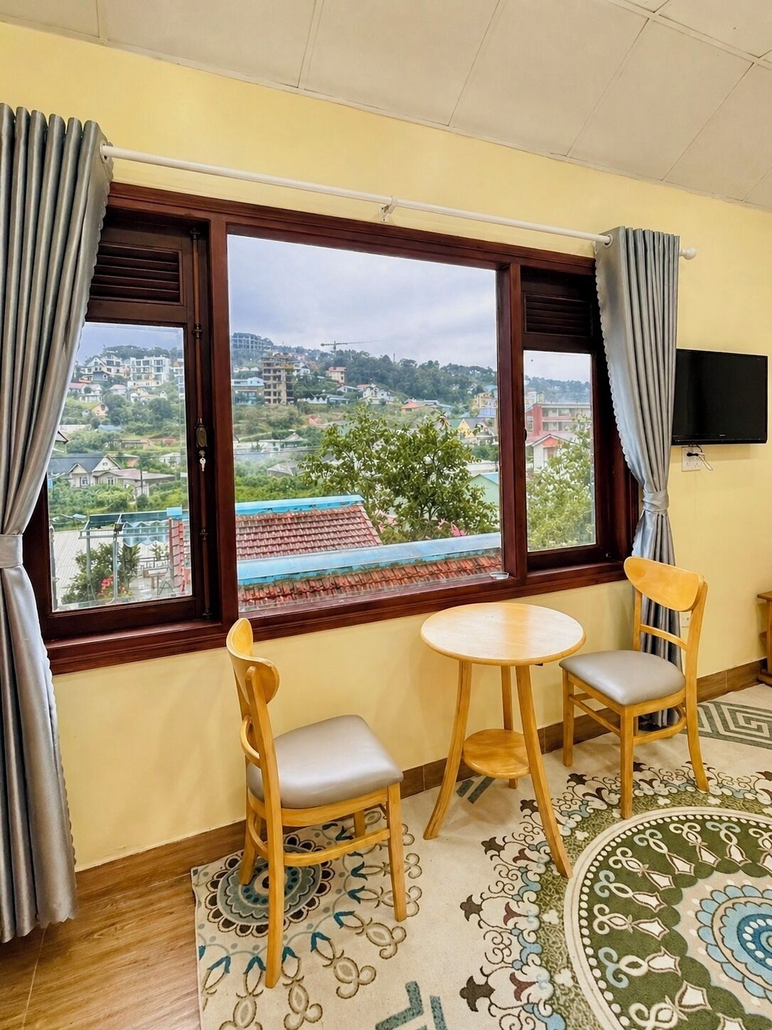 Family Room, Hill View | Desk, laptop workspace, rollaway beds, free WiFi