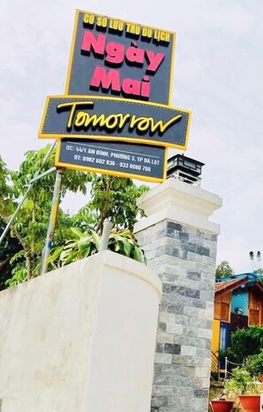 Vista frontal de la propiedad