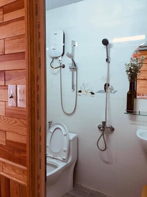 Bungalow estándar, vista al jardín | Baño | Regadera, amenidades de baño gratuitas, secadora de cabello, bidet 