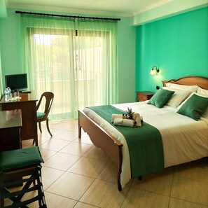 Family Room | Desk, laptop workspace, iron/ironing board, free WiFi - Villa Gloria (Gaggi)