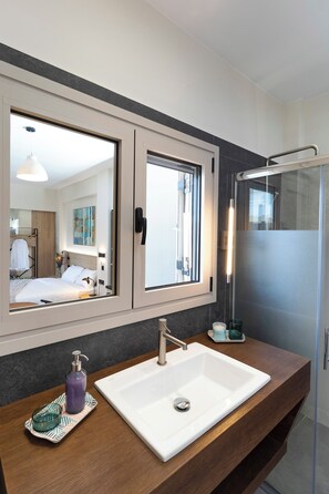 Een douche, een haardroger, handdoeken, toiletpapier