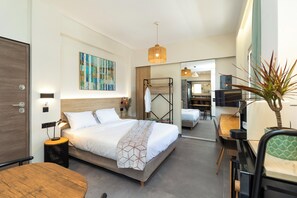 Een bureau, gratis wifi, beddengoed