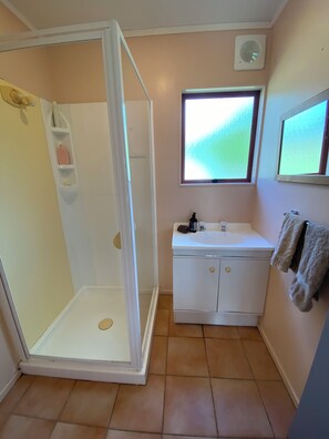 Shower, towels -  Lil Pink Gin - Across The Road From Cable Bay (Cable Bay)