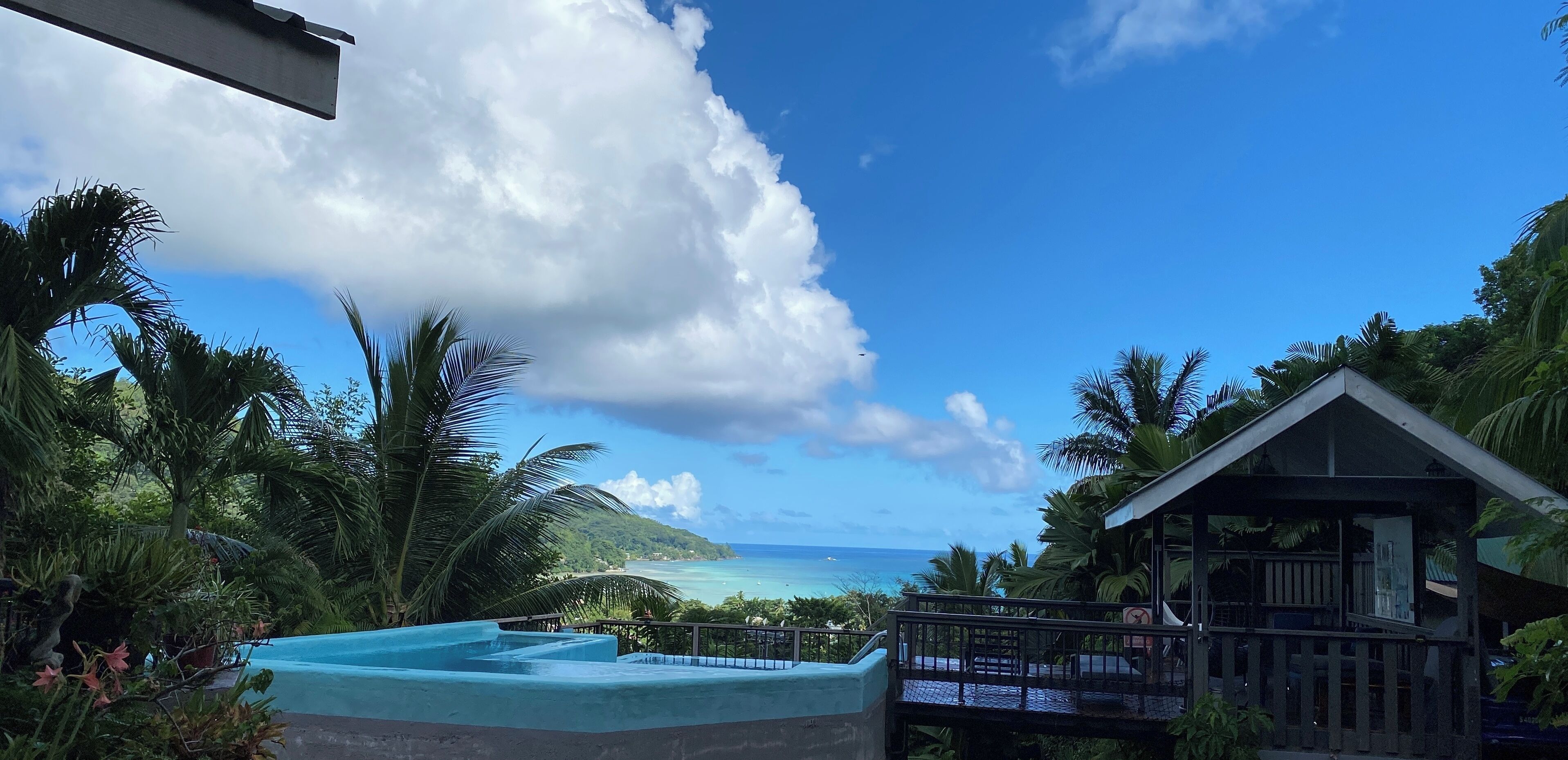 Piscine extérieure, cabanons gratuits, chaises longues